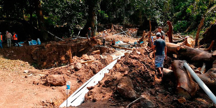 Sin agua y con casas en ruinas en Santa Bárbara
