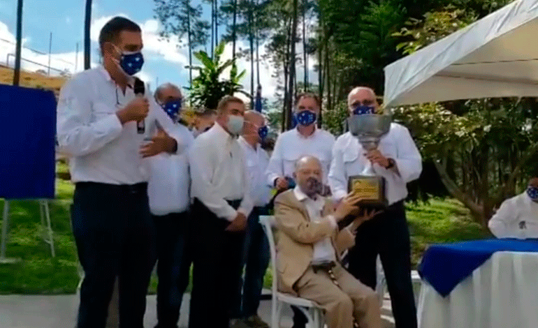 Chelato Uclés recibe merecido homenaje