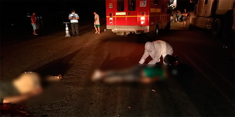 Dos motocilcistas mueren al estrellarse con rastra