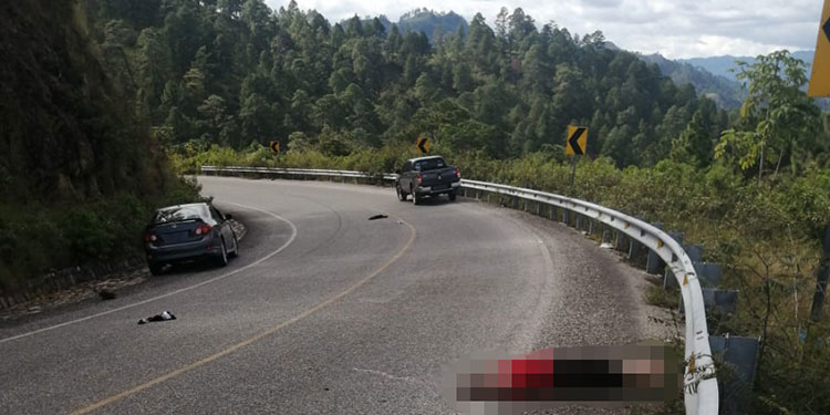Señora muere tras lanzarse de vehículo desenfrenado