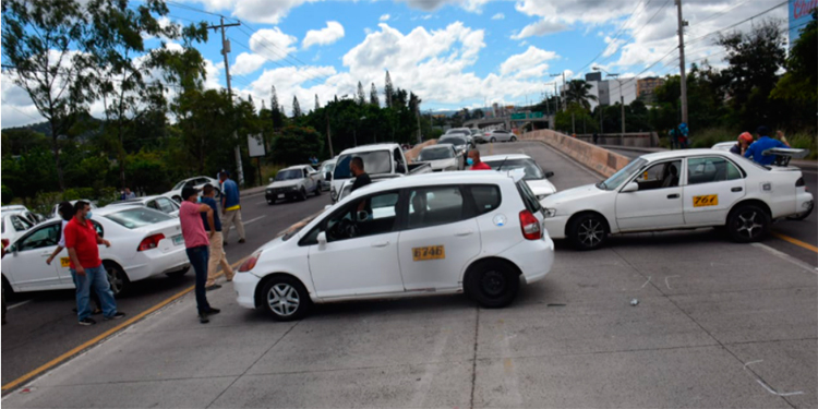 Taxistas protestan exigiendo que se les permita llevar cuatro pasajeros