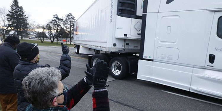 Primera ola de vacunas COVID-19 transportada por FedEx en EE. UU.