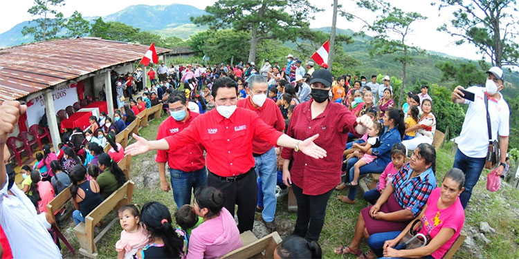 Yanistas hacen ondear la bandera del PL en Lepaterique
