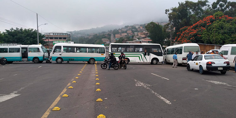 Gobierno y transportistas logran acuerdo de apoyo financiero