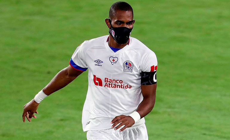 Jerry Bengtson llama la atención mundial por jugar con mascarilla