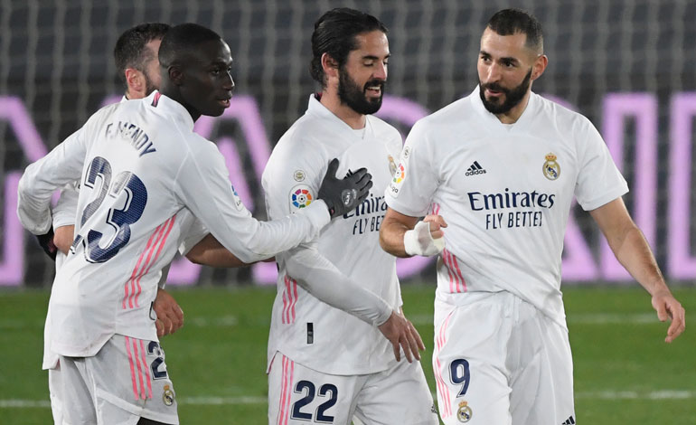 Real Madrid derrota al Granada y sigue su paso triunfal.