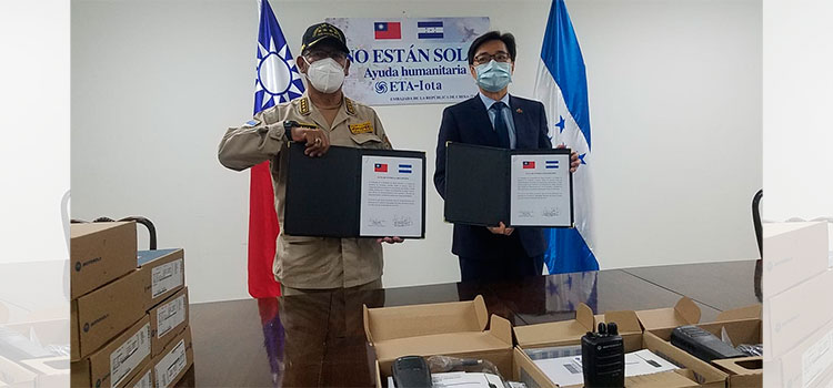 Embajada de Taiwán donó radios portátiles al Cuerpo de Bomberos