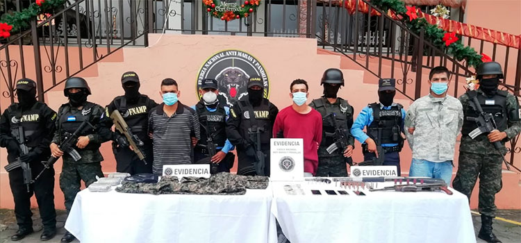 Con AK-47, droga e indumentaria militar capturan a tres pandilleros en la capital (Video)