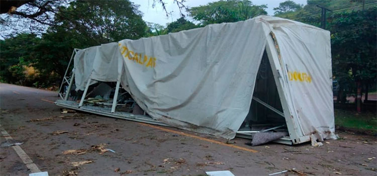 Así quedó el contenedor del hospital móvil de Juticalpa tras volcar en carretera a Olancho