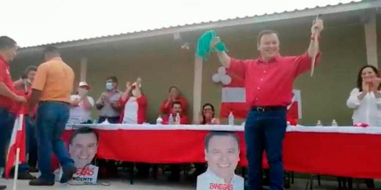 Banegas recibe machete para que corte manos a los “uñudos”