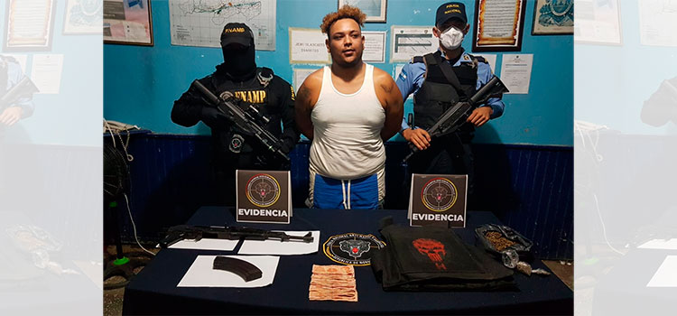 Detienen a un hombre con AK-47 y chalecos antibalas en Olanchito, Yoro