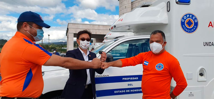 China Taiwán dona ocho ambulancias a Copeco