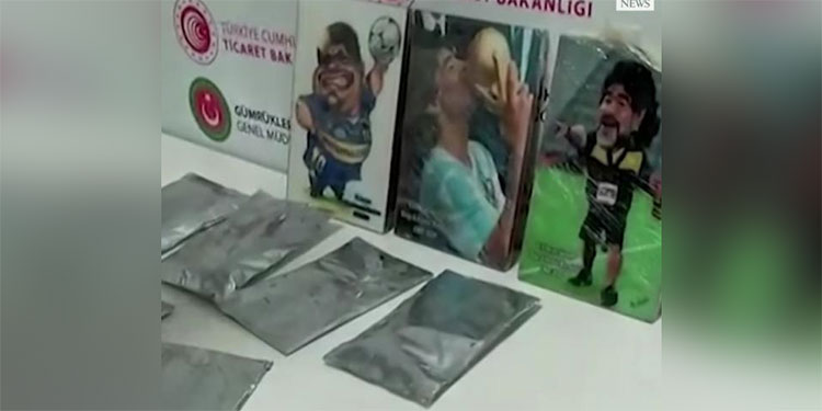 Autoridades turcas incautan cocaína escondida en retratos de Maradona