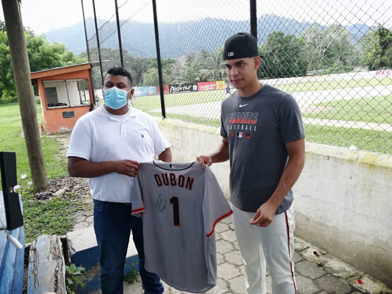 Mauricio Dubón dona implementos para recaudar fondos para Diamante de Juticalpa