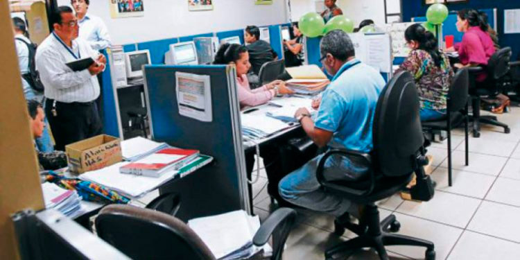 Los empleados públicos insisten en reajuste salarial.