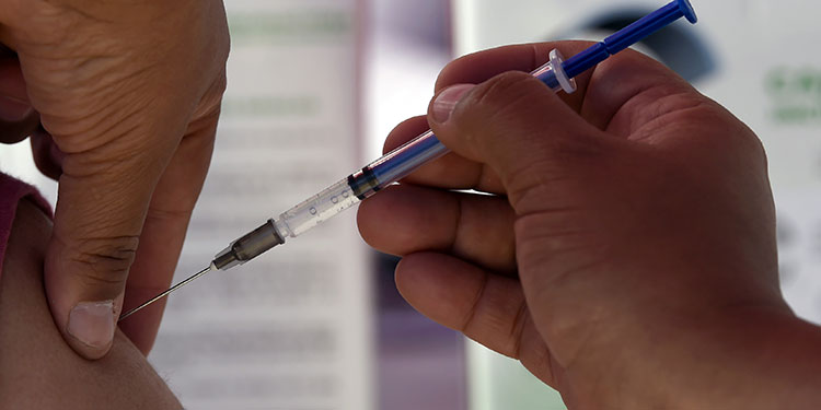 Un enfermero de California contrae la covid días después de ser vacunado