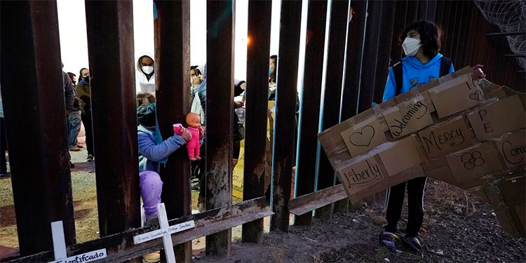 Personas se reúnen en fronteras de EEUU a pesar de pandemia