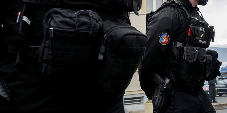Hombre mata a tres gendarmes que socorrían a una mujer y es hallado muerto.