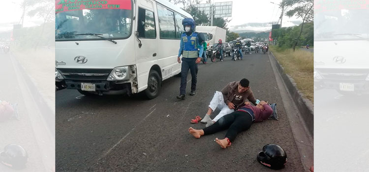 Bus "rapidito" embiste y deja herida a pareja en motocicleta en la capital