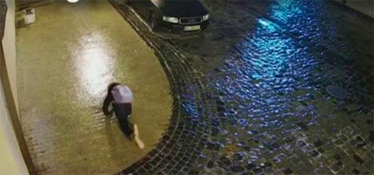 Mujer trata de caminar por calle congelada en Ucrania y cae más de 20 veces (Video)