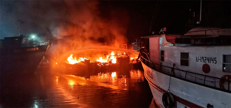 Incendio deja siete embarcaciones dañadas en Muelle de Cabotaje en La Ceiba