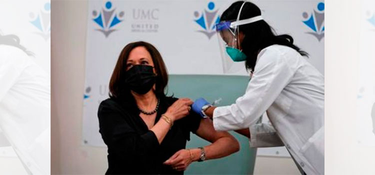 Kamala Harris recibe en público la vacuna y dice que se trata de salvar vidas