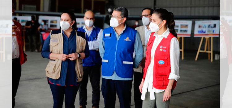Reina Letizia entrega ayuda humanitaria a presidente Hernández