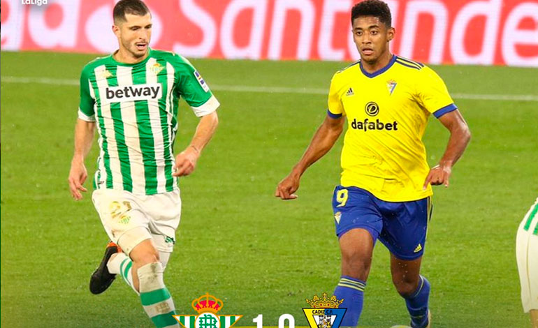 Lozano vio acción en derrota del Cádiz ante el Betis