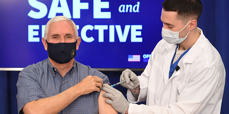 Mike Pence se pone en público la vacuna de la COVID-19 para generar confianza