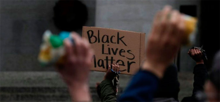 La muerte de un hombre negro desarmado a manos de un policía indigna de nuevo a EEUU