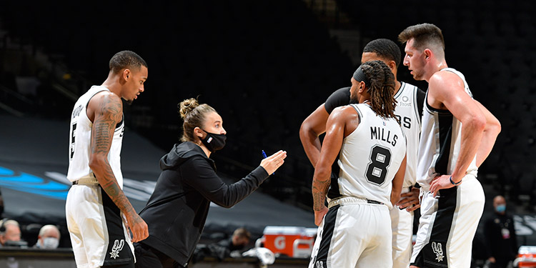 Hammon hace historia al convertirse en la primera mujer en dirigir un equipo de la NBA
