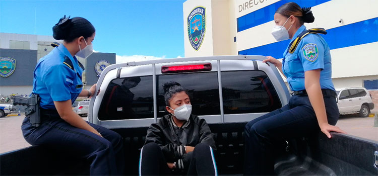Cae "La Negra" en posesión de 100 envoltorios de cocaína en la capital