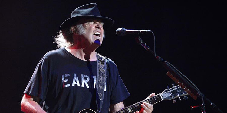Neil Young retira su demanda contra Trump por el uso de sus canciones