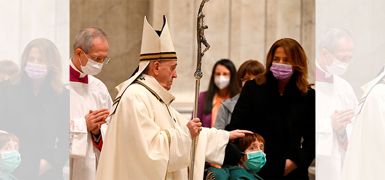El papa celebra la Misa del Gallo más solitaria llamando a la fraternidad