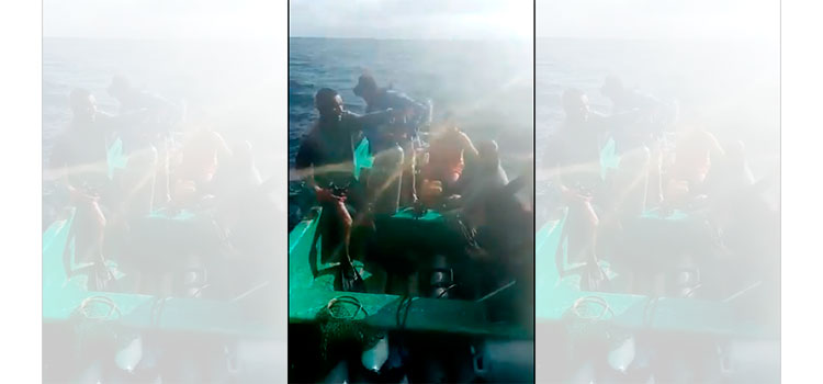 Bomberos buscan pescador desaparecido en alta mar