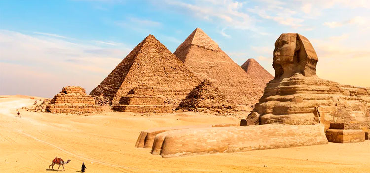 Fotógrafo y modelo son detenidos por hacer “atrevida” sesión en pirámides de Egipto