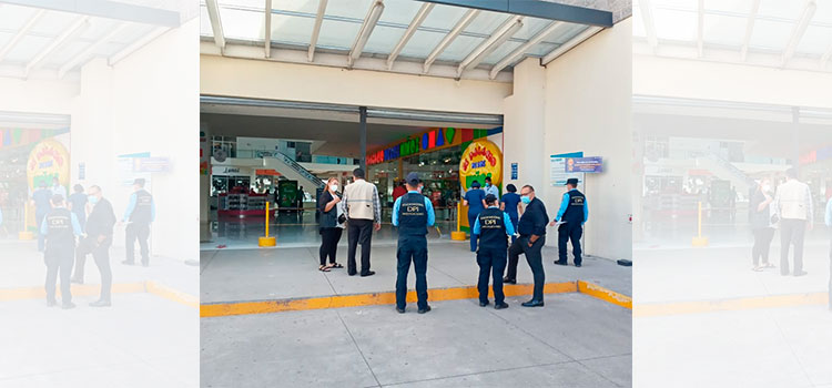 Policía inspecciona las medidas de bioseguridad en centro comercial de la capital