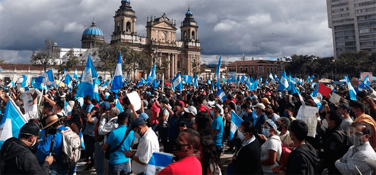 Cientos de manifestantes piden la renuncia de la fiscal general de Guatemala