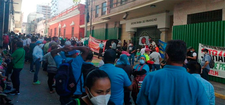 Empleados del INA protestan exigiendo reajuste salarial frente a Finanzas