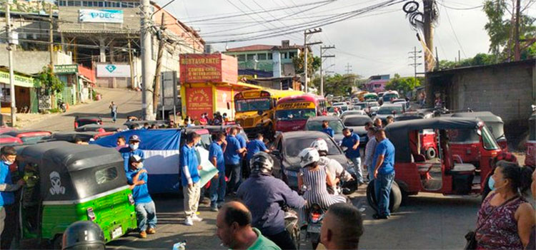 Conductores de mototaxis protestan exigiendo legalización de unidades en la capital