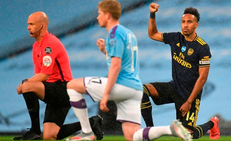 Jugadores en Inglaterra seguirán hincando la rodilla por el racismo