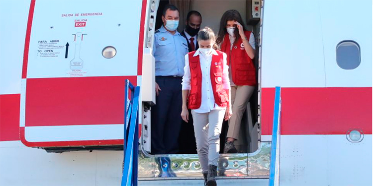 La Reina de España arriba a Honduras con ayuda humanitaria (Video)