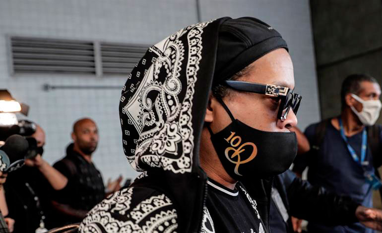 Ronaldinho pide oraciones por su madre hospitalizada por covid-19
