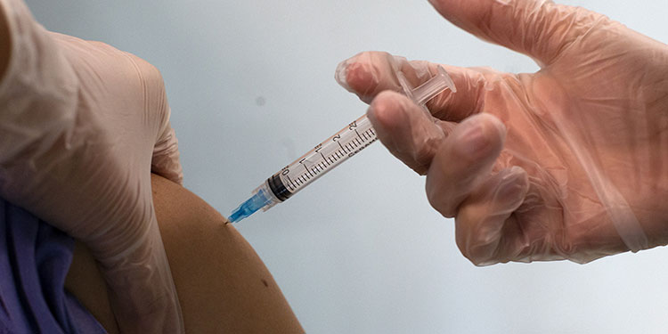 "No dolió", dice uno de los primeros vacunados contra covid-19 en Costa Rica