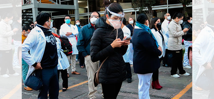 Médicos mexicanos en la fila para vacunarse: "Es una lluvia de emociones"