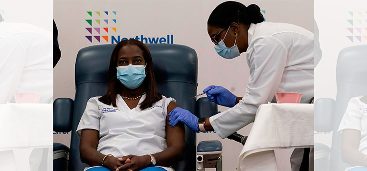 Una enfermera de hospital de Queens, la primera en vacunarse contra COVID-19