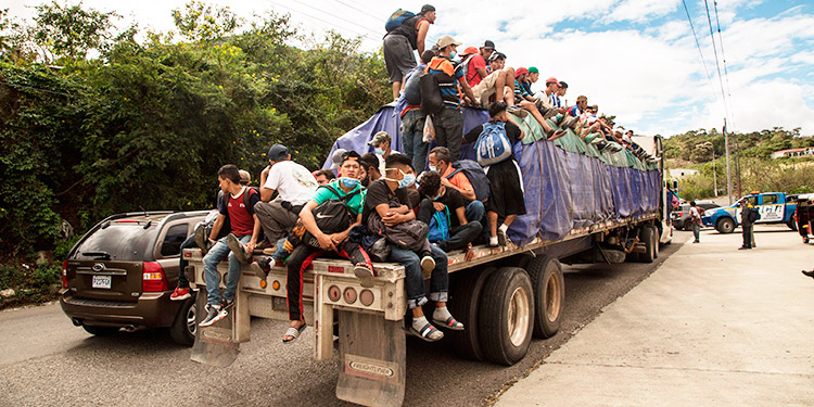 Guatemala le pide a Honduras que detenga la salida masiva de su población