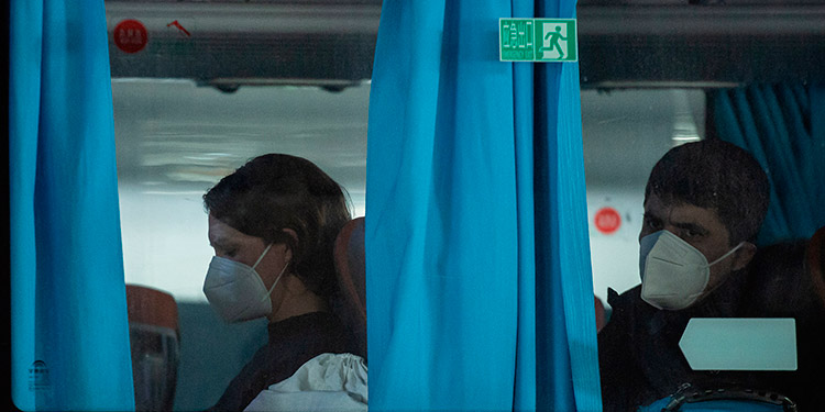 China anuncia su primer muerto de covid en 8 meses, mientras misión OMS arriba al país