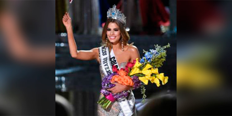 Ex Miss Universo publica foto haciendo sus necesidades al lado de un carro