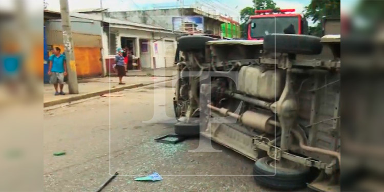 Varios lesionados deja brutal choque entre camioneta y un bus rapidito en SPS